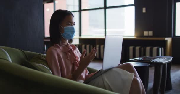 Asiatin Mit Gesichtsmaske Bei Einem Videochat Laptop Modernen Büro Hygiene — Stockvideo