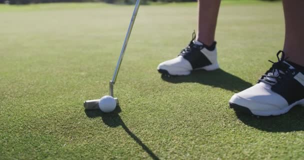 Giocatrice Golf Caucasica Che Spara Dal Bunker Piedi Sul Campo — Video Stock