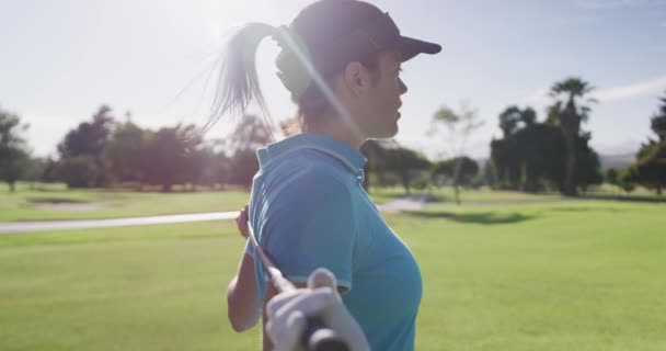 Retrato Una Jugadora Golf Caucásica Pie Con Club Golf Alrededor — Vídeo de stock