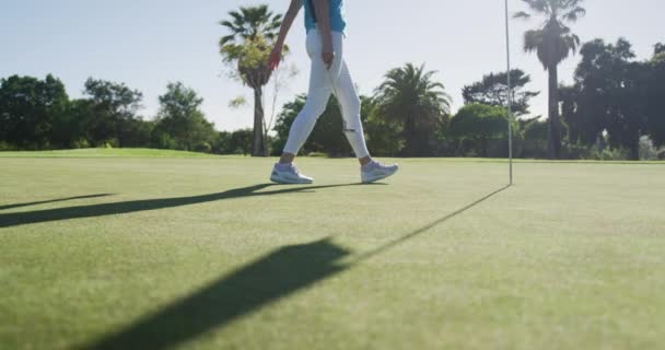 Biała Kobieta Golfistka Sięgająca Piłkę Stojącą Polu Golfowym Golf Sport — Wideo stockowe