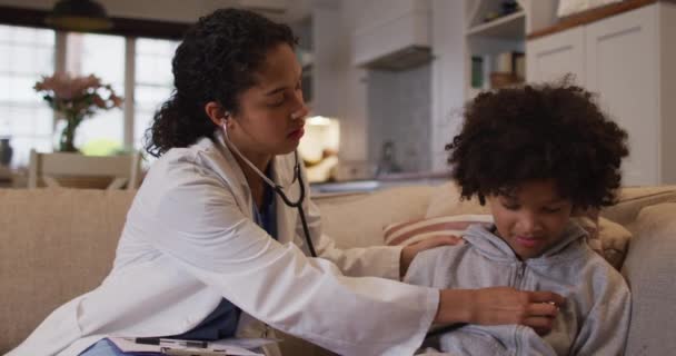 Médico Femenino Raza Mixta Examinando Una Chica Raza Mixta Casa — Vídeos de Stock