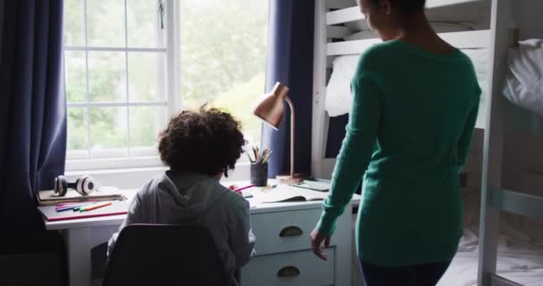 Mutter Und Tochter Zeichnen Einem Notizbuch Selbst Isolation Qualität Familienzeit — Stockvideo