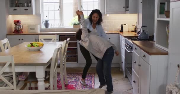 Mezcla Raza Lesbiana Pareja Hija Bailando Cocina Autoaislamiento Calidad Tiempo — Vídeos de Stock