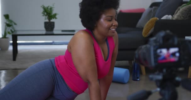 Africano americano hembra más tamaño grabación de un vídeo acerca de entrenamiento — Vídeos de Stock