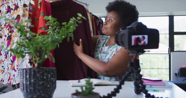 Africano americano hembra plus tamaño vlogger grabación un vídeo acerca de la moda — Vídeos de Stock