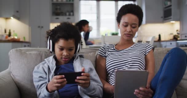 혼합 인종 엄마와 딸 태블릿과 스마트폰을 사용하여 — 비디오