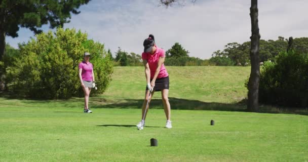 Deux femmes caucasiennes jouant au golf une prise de vue du bunker — Video