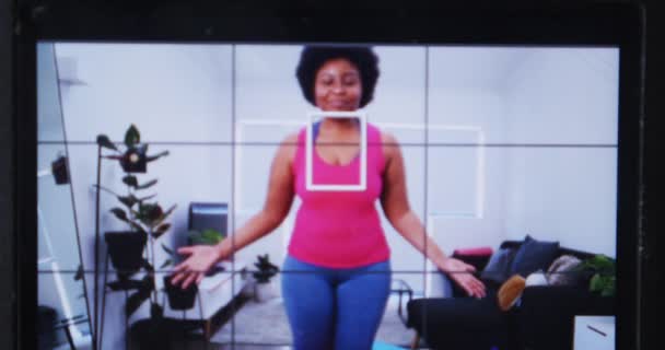 Afrikaans amerikaans vrouw plus size vlogger opnemen van een video over uit te werken — Stockvideo