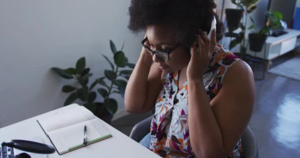 Afroamerykanka plus rozmiar vlogger noszenia słuchawek nagrywania wideo blog — Wideo stockowe