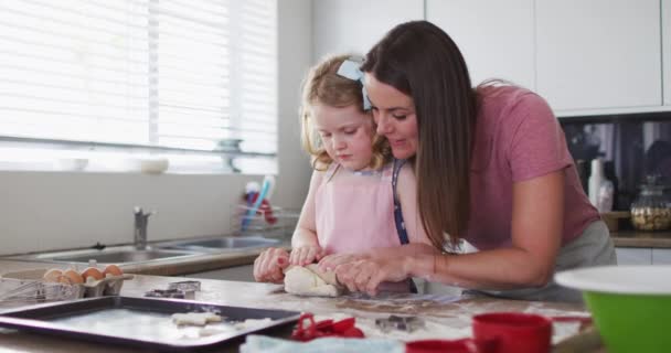 Kaukasiska mor och dotter har roligt matlagning tillsammans — Stockvideo