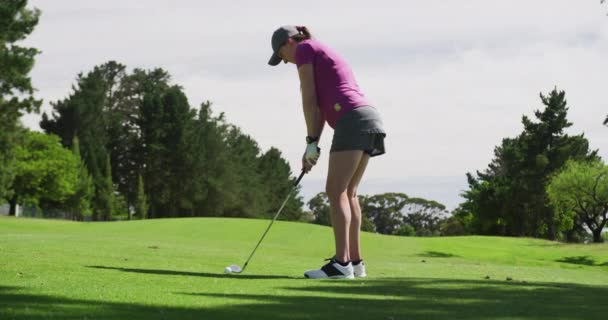 Femme caucasienne jouant au golf prenant un coup de bunker — Video