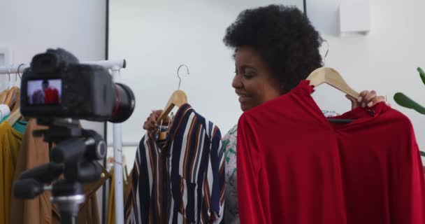 Africano americano hembra plus tamaño vlogger grabación un vídeo acerca de la moda — Vídeos de Stock