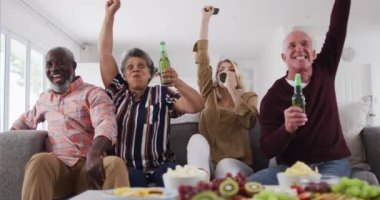 Kanepede oturup bira içen iki farklı son sınıf çifti. Üst düzey emeklilik hayatı arkadaşları sosyalleşiyor.