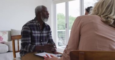 Çemberde oturan iki farklı yaşlı çift evde terapi konuşuyorlar. Üst düzey emeklilik hayatı arkadaşları sosyalleşiyor.