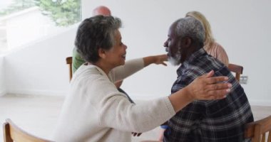 Çemberde oturan iki farklı yaşlı çift evde terapi konuşuyorlar. Üst düzey emeklilik hayatı arkadaşları sosyalleşiyor.