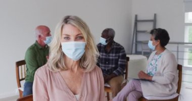 İki farklı yaşlı çift evde oturup kameraya bakarak terapi konuşuyorlar. Coronavirus covid 19 salgını sırasında huzurevinde sağlık hizmetleri..