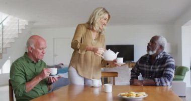 İki farklı son sınıf çifti bir masada oturmuş evde çay içiyorlar. Üst düzey emeklilik hayatı arkadaşları sosyalleşiyor.