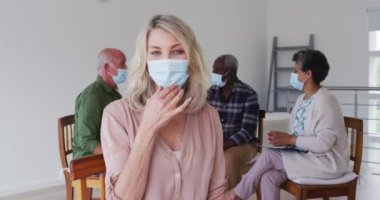 İki farklı yaşlı çift evde oturup kameraya bakarak terapi konuşuyorlar. Coronavirus covid 19 salgını sırasında huzurevinde sağlık hizmetleri..