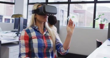 Kafkas iş kadını modern ofiste oturuyor ve VR Google kullanıyor. business modern ofis işyeri teknolojisi.