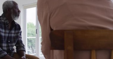 Çemberde oturan iki farklı yaşlı çift evde terapi konuşuyorlar. Üst düzey emeklilik hayatı arkadaşları sosyalleşiyor.