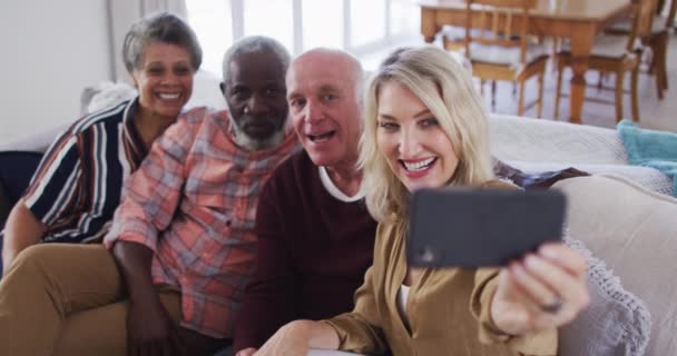 Dwie Różne Pary Siedzące Kanapie Pomocą Smartfona Robiące Sobie Selfie — Wideo stockowe