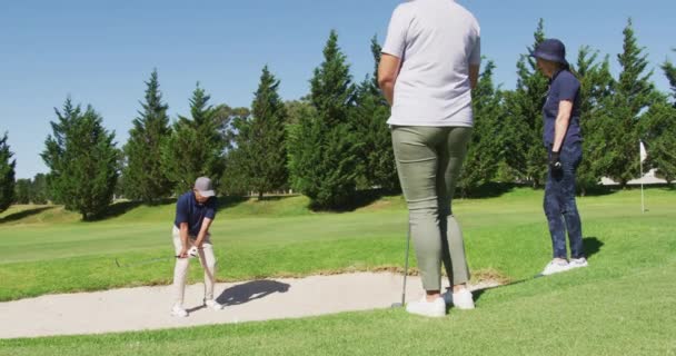 Homme Âgé Caucasien Frappant Balle Golf Hors Piège Sable Terrain — Video