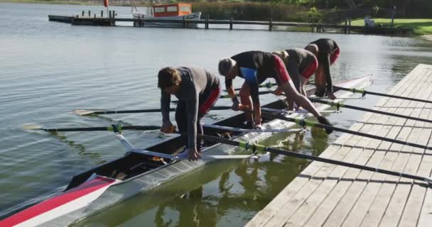 Quatro Homens Mulheres Caucasianos Preparar Barco Remo Num Rio Esporte — Vídeo de Stock