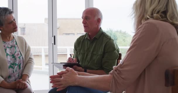 Deux Couples Aînés Différents Assis Cercle Ayant Une Conversation Thérapie — Video