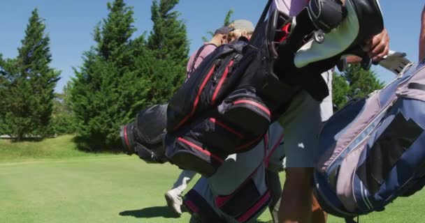 Starší Lidé Obličejových Maskách Chodí Svými Golfovými Vaky Golfovém Hřišti — Stock video