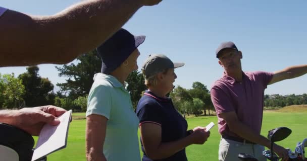 白人老年夫妇在高尔夫球场讨论和写高尔夫成绩记分卡 退休运动和积极的老年生活方式 — 图库视频影像