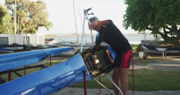 Homem Caucasiano Preparar Barco Remo Para Água Esporte Aposentadoria Lazer — Vídeo de Stock
