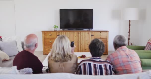 Due Diverse Coppie Anziane Sedute Divano Guardare Una Partita Bere — Video Stock