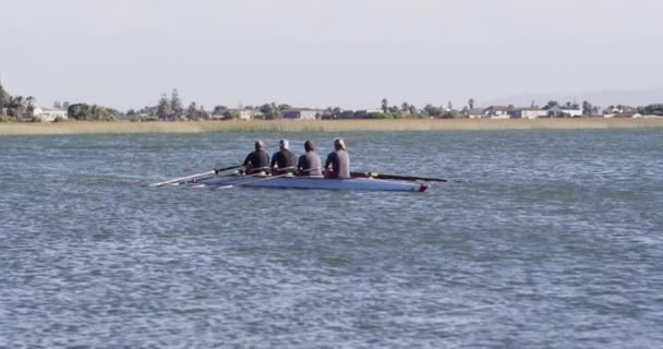 Quatre Hommes Femmes Caucasiens Seniors Ramant Sur Une Rivière Sport — Video