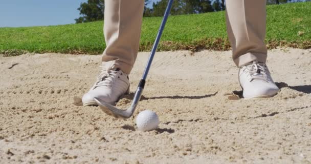 在阳光灿烂的日子里 低部位的高加索老年人在高尔夫球场的沙坑里打高尔夫 退休运动和积极的老年生活方式 — 图库视频影像