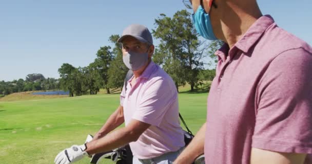 Dois Homens Caucasianos Com Máscaras Andar Com Sacos Golfe Campo — Vídeo de Stock