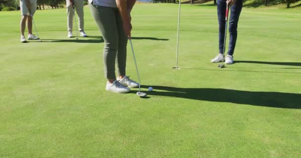 Sezione Bassa Due Donne Anziane Caucasiche Che Praticano Golf Campo — Video Stock