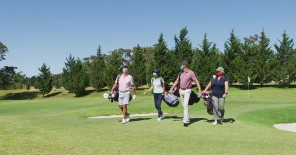 Idősebbek Arcmaszkot Viselnek Golftáskával Sétálnak Golfpályán Nyugdíjas Sportok Aktív Időskori — Stock videók