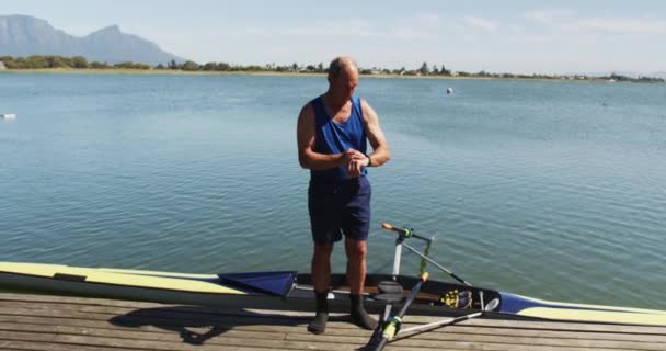 Homme Caucasien Haut Placé Près Une Rivière Vérifiant Smartwatch Sport — Video