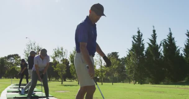 Senioři Trénují Golf Golfovém Hřišti Jasného Slunečného Dne Penzijní Sporty — Stock video