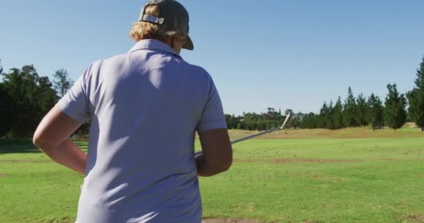 Mulher Idosa Caucasiana Mantendo Bola Golfe Grama Para Bater Esportes — Vídeo de Stock