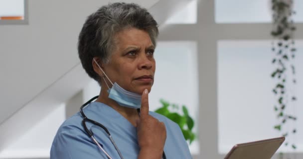 Medico Anziano Afroamericano Sesso Femminile Con Maschera Facciale Utilizzando Tablet — Video Stock