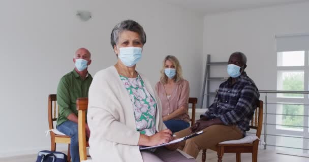 Zwei Unterschiedliche Senioren Paare Sitzen Kreis Und Unterhalten Sich Hause — Stockvideo