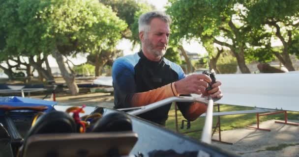 Senior Kaukasische Man Bereidt Roeiboot Voor Het Water Sport Pensioen — Stockvideo