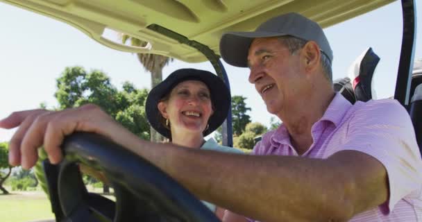 Pareja Mayor Caucásica Conduciendo Carrito Golf Con Palos Espalda Campo — Vídeos de Stock