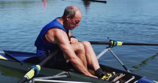 Homem Caucasiano Sênior Preparando Barco Remo Rio Esporte Aposentadoria Lazer — Vídeo de Stock