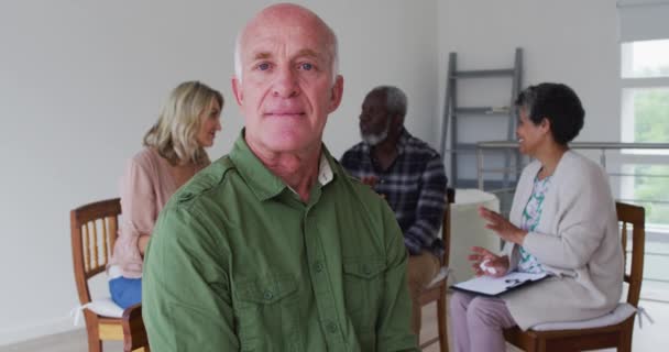 Dos Parejas Ancianos Diversos Sentados Círculo Teniendo Conversación Terapia Casa — Vídeos de Stock