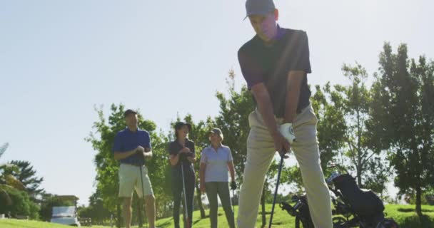 晴れた日にゴルフ場でゴルフを練習している白人の先輩 引退スポーツやアクティブなシニアライフスタイル — ストック動画