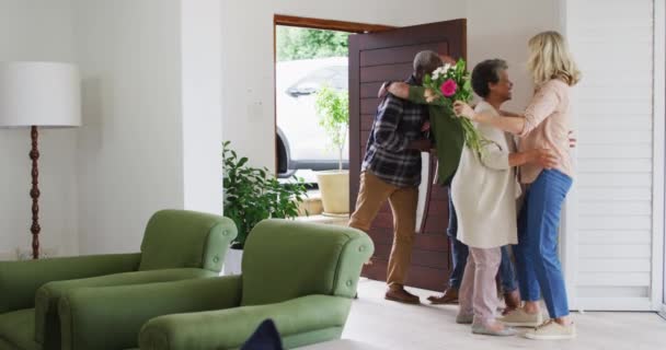 Dos Parejas Ancianos Diversos Abrazándose Saludándose Casa Senior Retiro Estilo — Vídeos de Stock