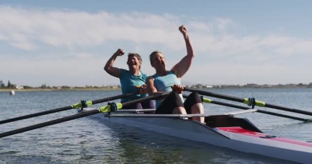 Duas Mulheres Caucasianas Seniores Barco Remo Levantar Mãos Aplaudir Esporte — Vídeo de Stock