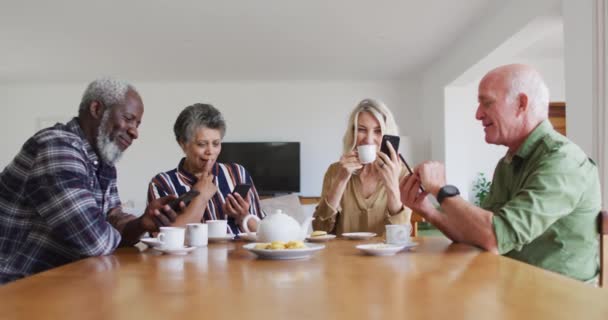 Due Diverse Coppie Anziane Sedute Accanto Tavolo Bere Utilizzando Smartphone — Video Stock